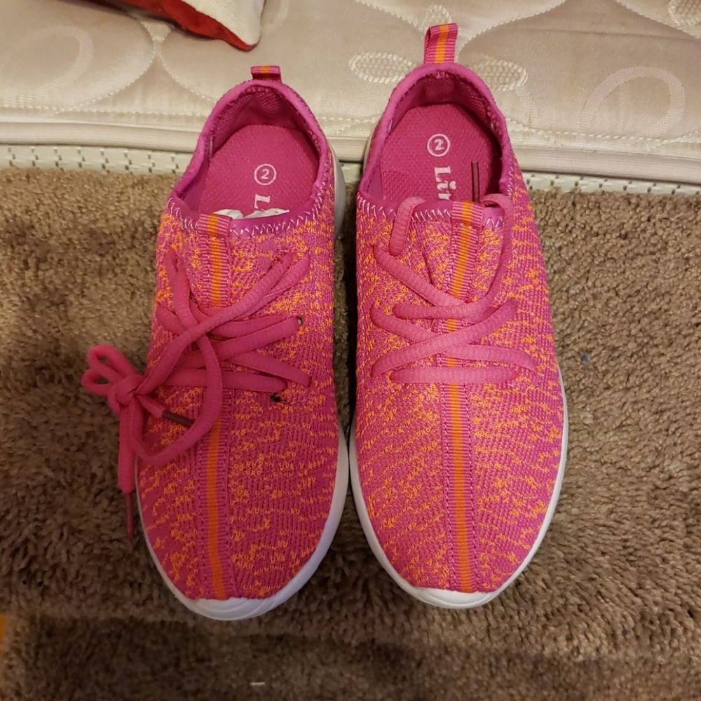 NIB girls tennis shoes